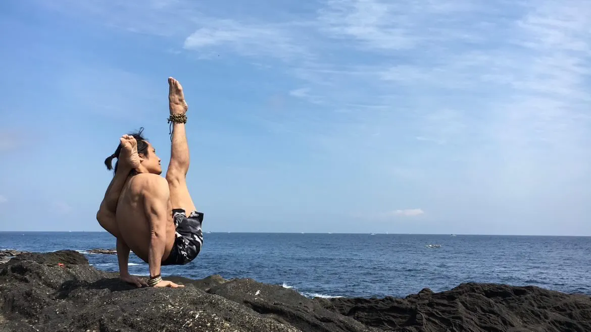 菊田敬祐先生の岩場でのダイナミックなヨガのポーズ
