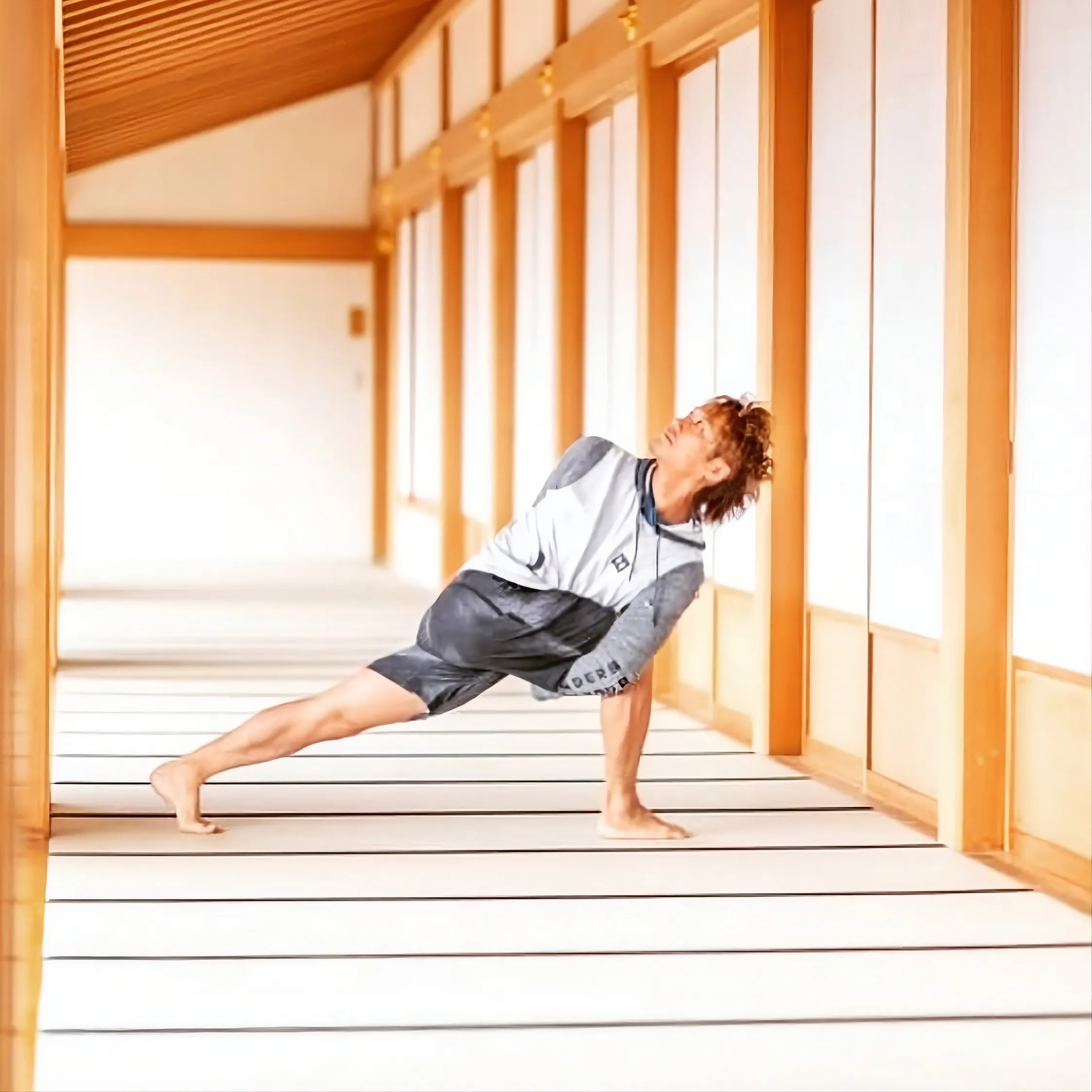 和の回廊でポーズをとる菊田敬祐先生