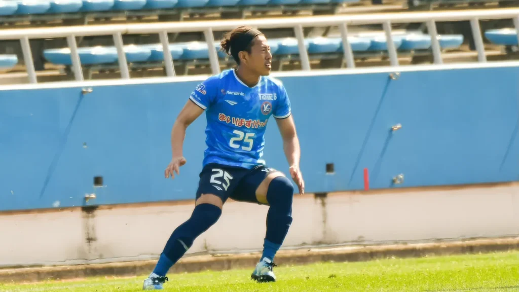 サッカーをプレーする西山選手